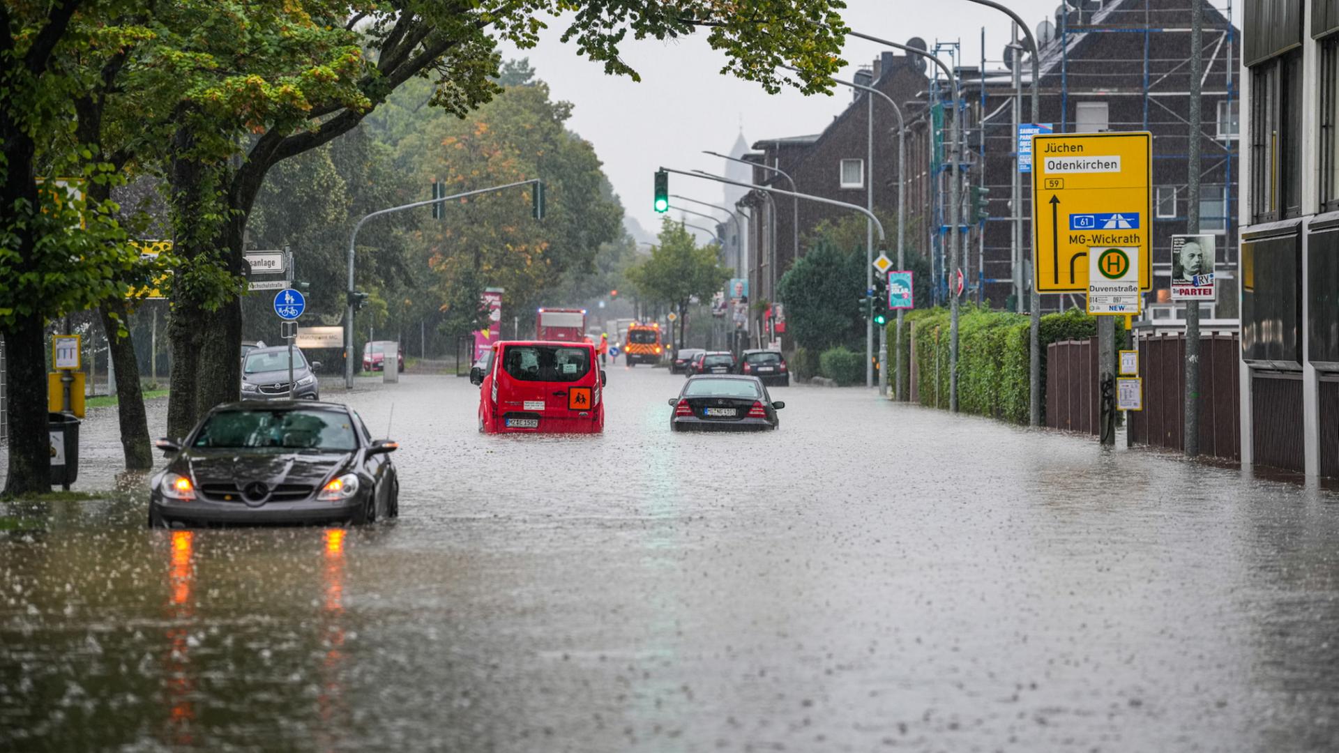 Mönchengladbach: Autos fahren bei starkem Regen durch eine überflutete Straße | dpa
