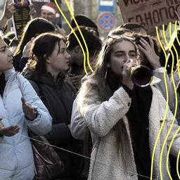 Menschen fordern bei einem Protest den sofortigen Rücktritt der bulgarischen Regierung.