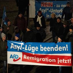 Demonstrierende in Dresden tragen ein Banner mit der Aufschrift: "Asyl-Lüge beenden! AfD Remigration jetzt!" (Archivbild: 18.12.2023)