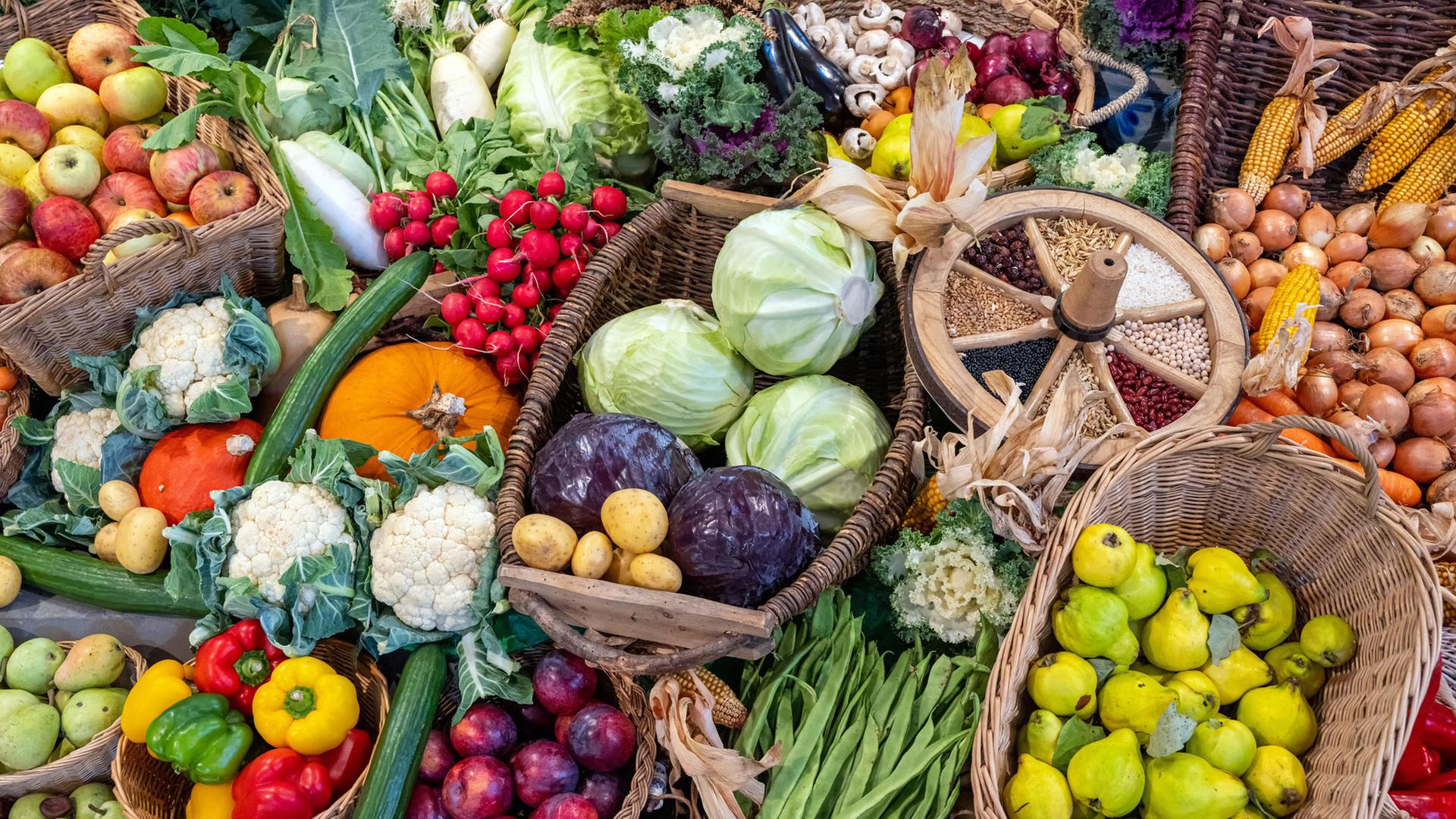 Obst und Gem�se auf einem Wochenmarkt. | dpa