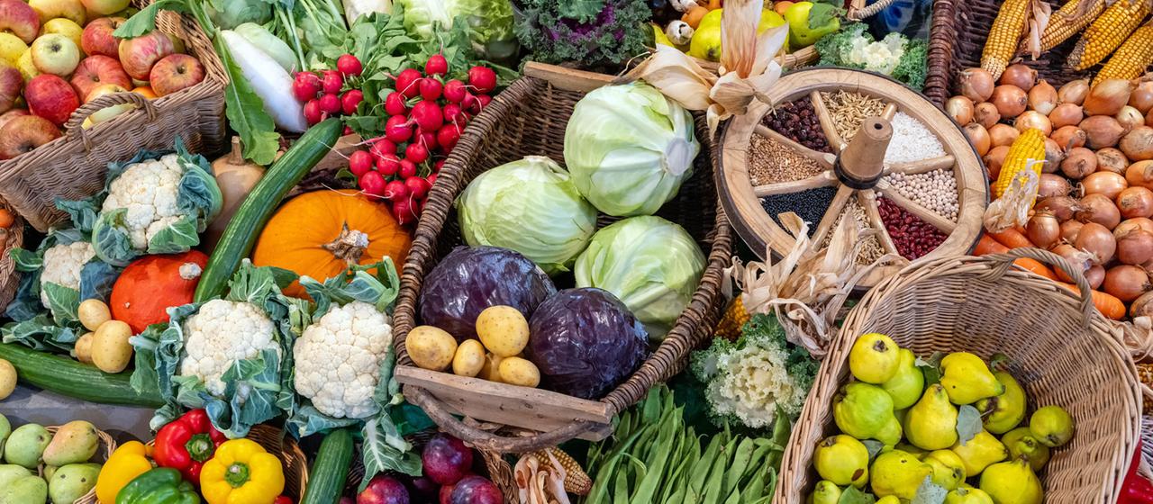 Obst und Gemüse auf einem Wochenmarkt.