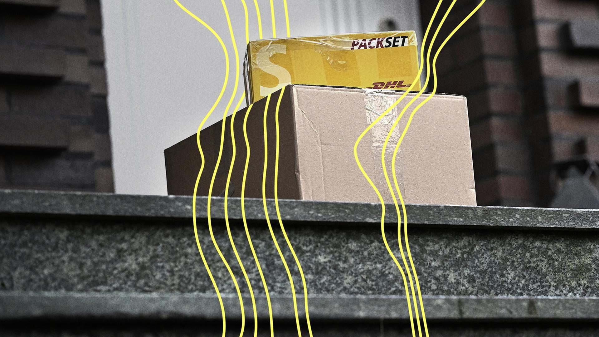 Zwei Pakete liegen am Ende einer Treppe vor einer HaustÃ¼r (gestellte Szene). | picture alliance/dpa, Wolf von Dewitz