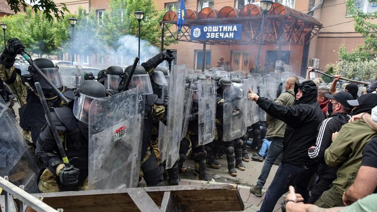 Zusammenstöße in der nordkosovarischen Stadt Zvecan zwischen KFOR-Soldaten und militanten Serben.