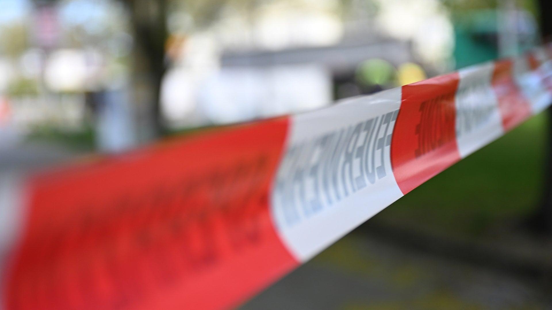 Ein Absperrband vor einem Unfall mit einem Fahrrad (Symbolbild).  | dpa Bildfunk, picture alliance/dpa | Markus Lenhardt
