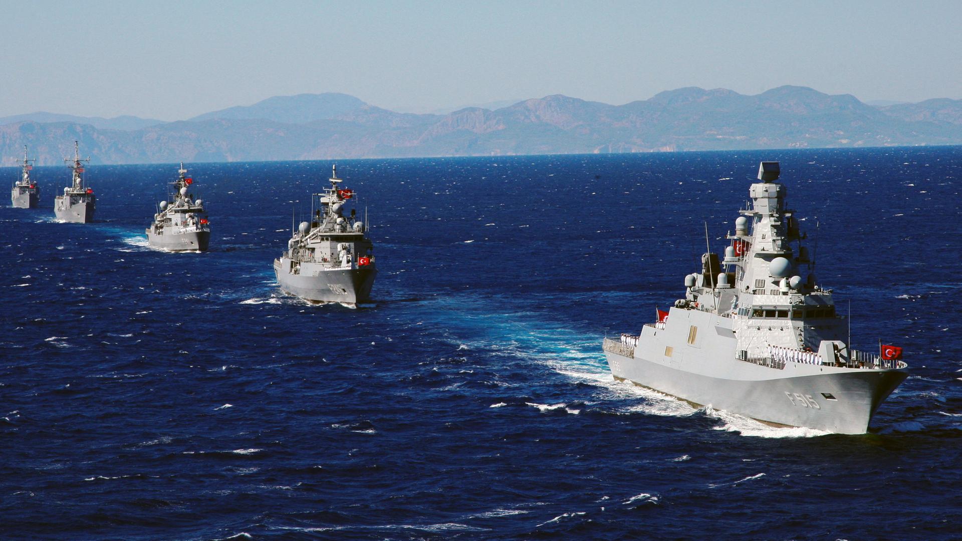 Fregatten der türkischen Marine nehmen an einer Militärübung in der südöstlichen Ägäis teil. | REUTERS/Kenan Gurbuz
