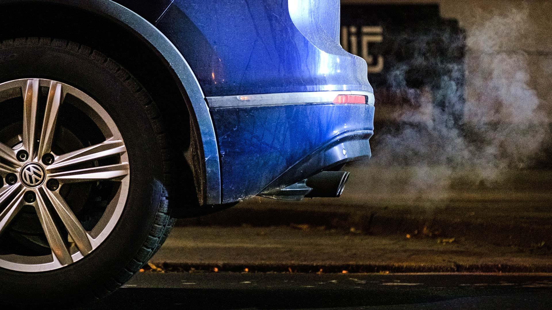 Abgase kommen aus dem Auspuff eines Volkswagen Tiguan. | picture alliance/dpa