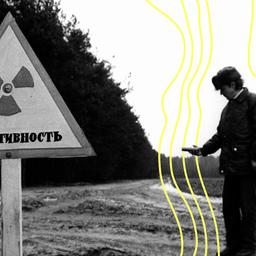 Ein Schild mir russischen Schriftzeichen warnt vor Radioaktivität.