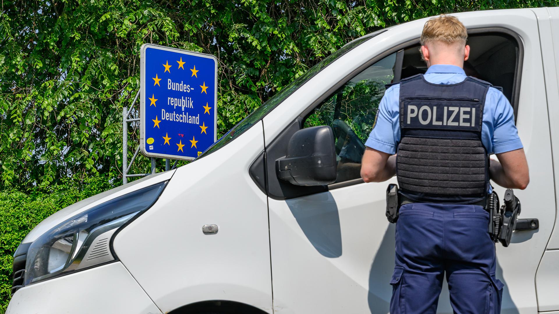 Ein Beamter der Bundespolizei hat den Fahrer eines Kleintransporters bei der Einreise am deutsch-polnischen Grenzübergang von Küstrin-Kietz gestoppt. | dpa