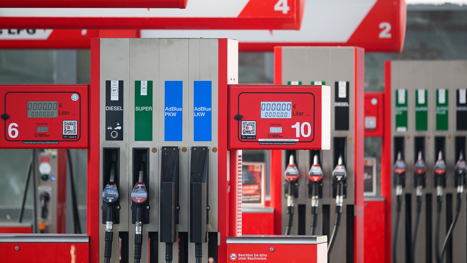 ZapfsÃ¤ulen einer Tankstelle | Robert Michael/dpa
