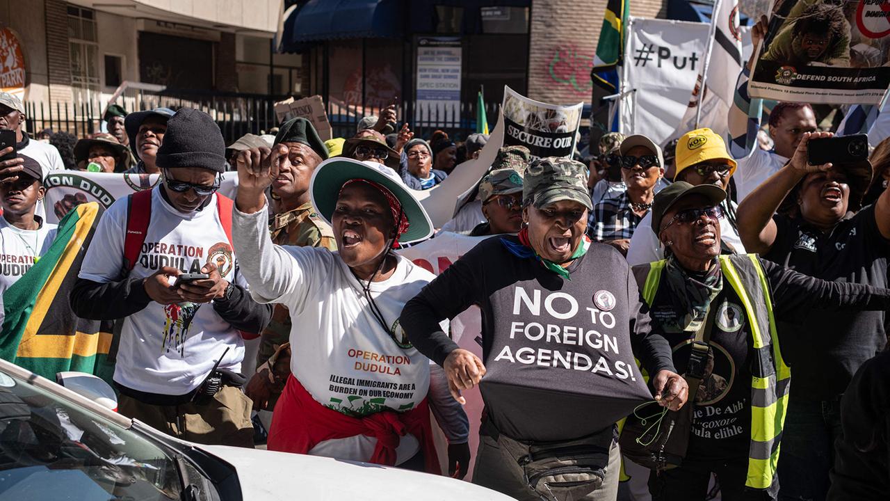 Südafrika: Bürgerwehr “Operation Dudula” drangsaliert Migranten Südafrika: Bürgerwehr “Operation Dudula” drangsaliert Migranten