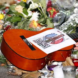 Eine Gitarre mit einer Botschaft, auf der das nationale Motto Frankreichs "Liberté, Égalité, Fraternité" zu lesen ist, liegt zwischen Blumen in der Nähe der Konzerthalle Bataclan in Paris. 