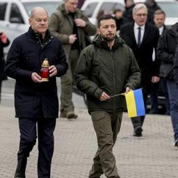 Der ukrainische Präsident Wolodymyr Selenskyj, rechts, und Bundeskanzler Olaf Scholz nehmen an einer Zeremonie zur Ehrung gefallener Soldaten in Kiew teil.