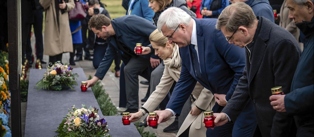Zahlreiche Politiker nehmen an einem Gedenken an den vierten Jahrestag der Aufdeckung des Massakers von Butscha teil.