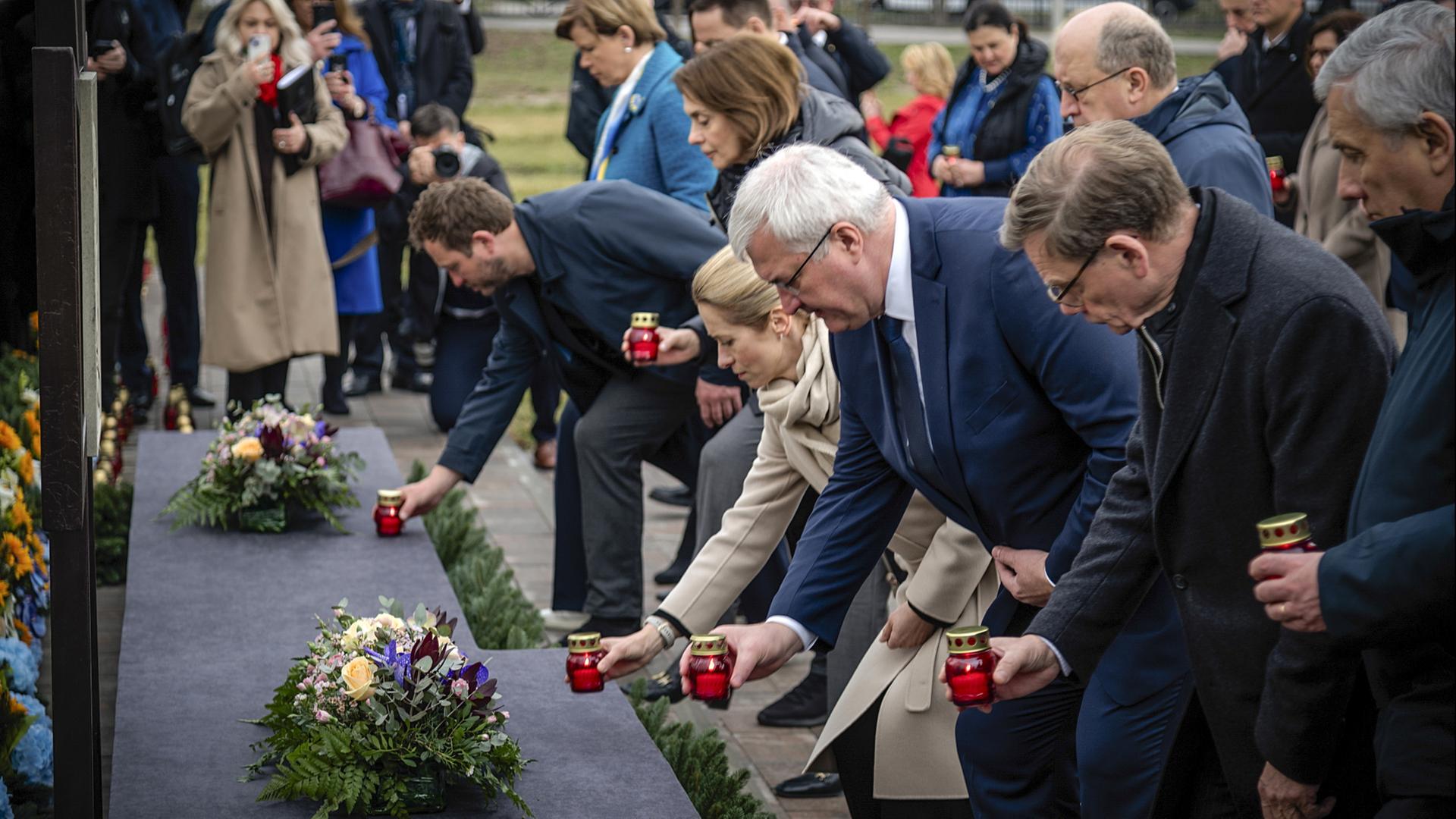Zahlreiche Politiker nehmen an einem Gedenken an den vierten Jahrestag der Aufdeckung des Massakers von Butscha teil. | EPA/UKRAINE FOREIGN MINISTRY PRESS SERVICE