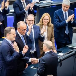 Olaf Scholz gratuliert Friedrich Merz