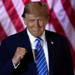 Der republikanische Präsidentschaftsbewerber Donald Trump ballt lächelnd die Faust auf einer Wahlparty