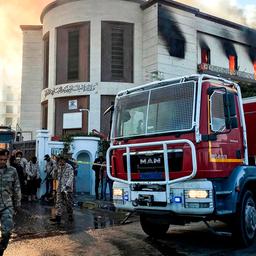 Rettungskräfte und ein Feuerwehrauto stehen vor dem libyschen Außenministerium in Tripolis.