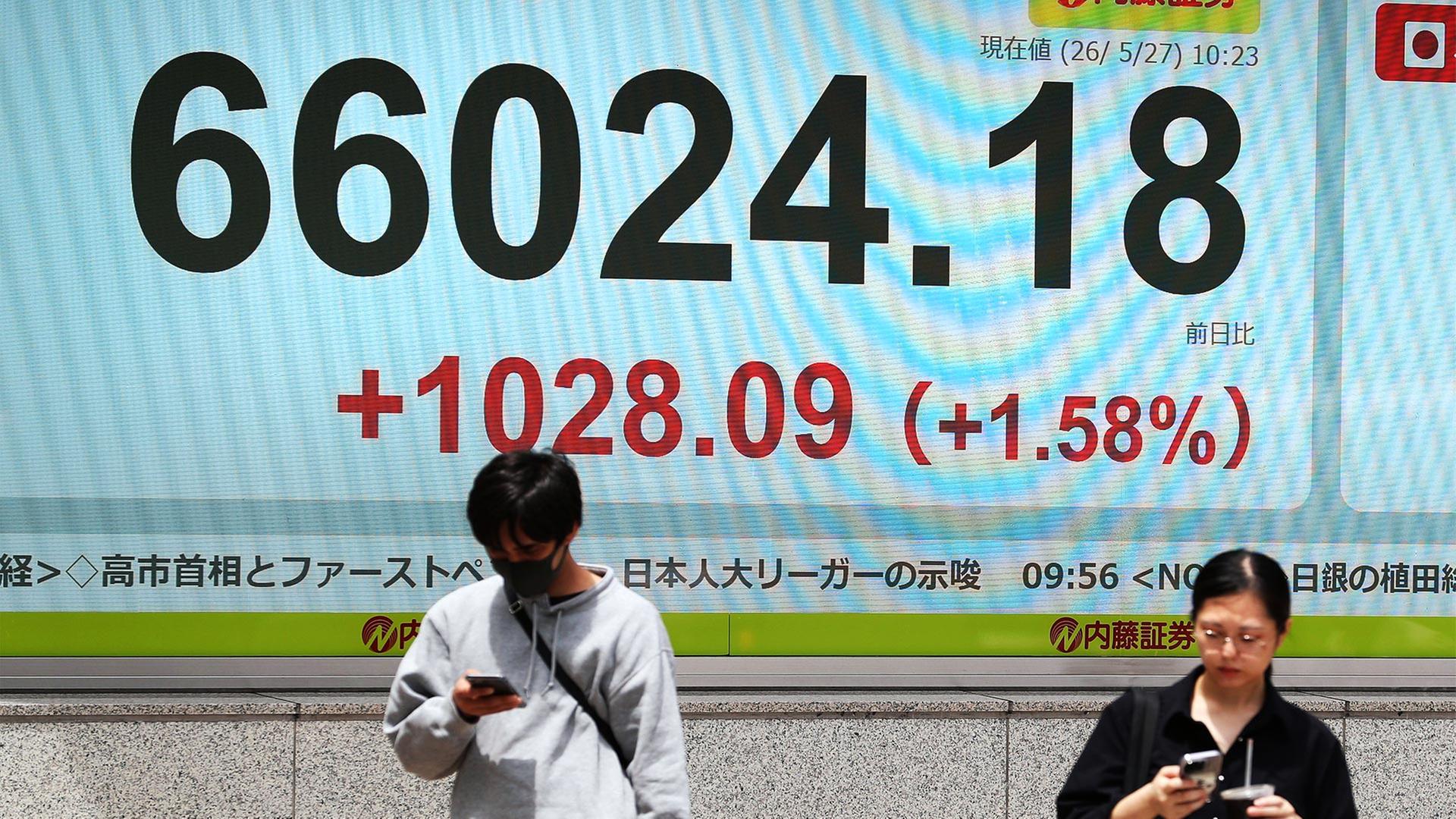 Anzeigetafel des Nikkei mit dem Börsenwert vom 27.05.2026. | picture alliance / ASSOCIATED PR