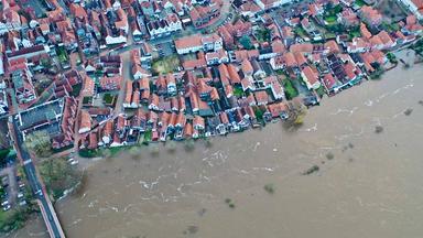 Blick auf die teilweise unter Wasser stehende Altstadt Verden an der Aller.