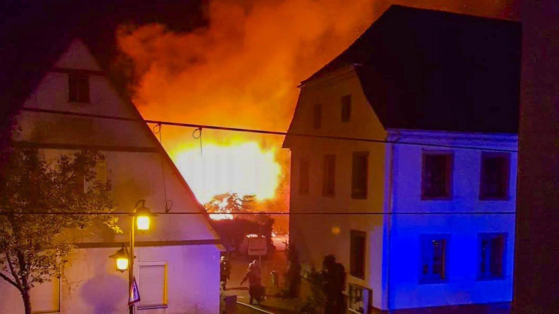 Scheunenbrand greift auf Dach eines Fachwerkhauses über: 120 Feuerwehrleute im Einsatz