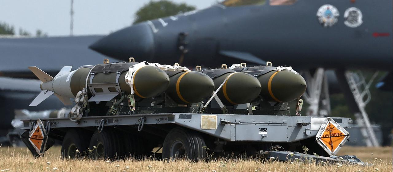 US-Munition liegt auf einem Wagen auf dem Luftwaffenstützpunkt RAF Fairford in Fairford.