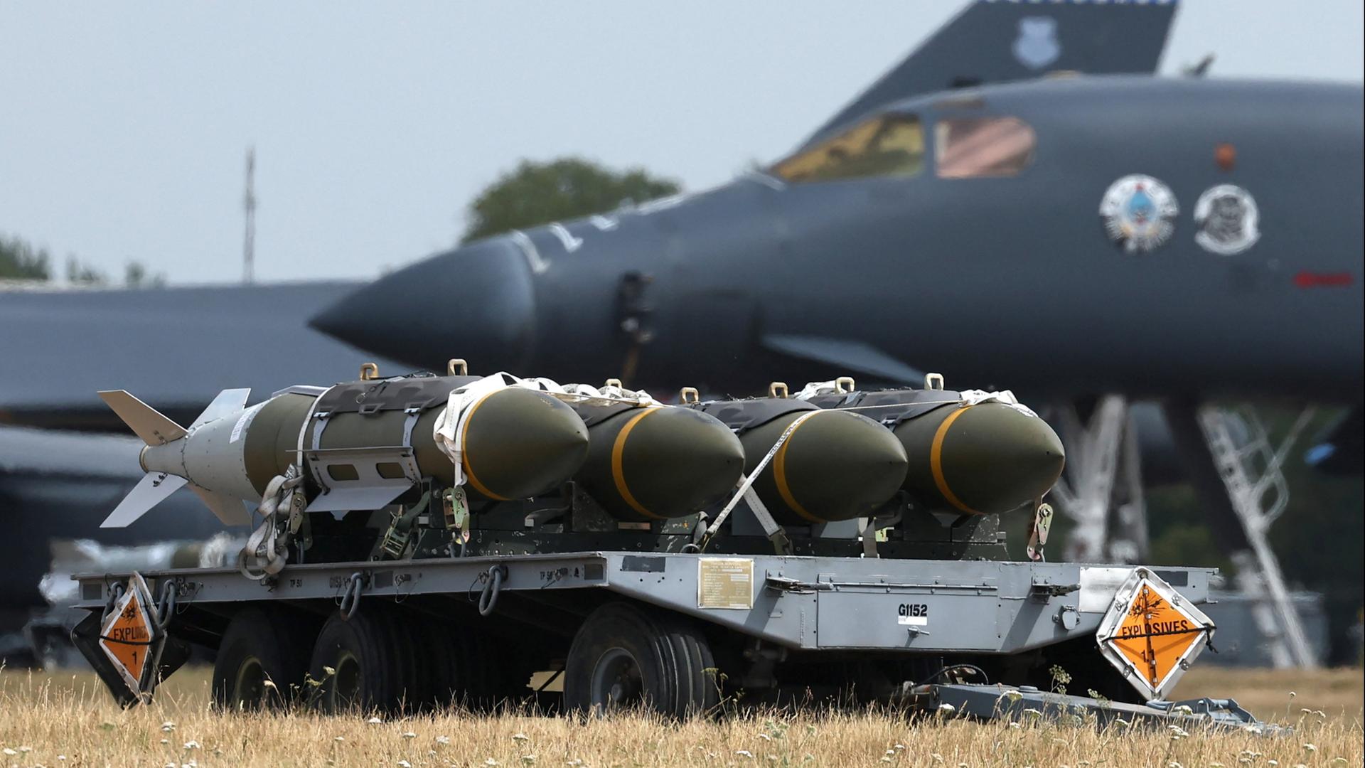 US-Munition liegt auf einem Wagen auf dem Luftwaffenstützpunkt RAF Fairford in Fairford. | REUTERS