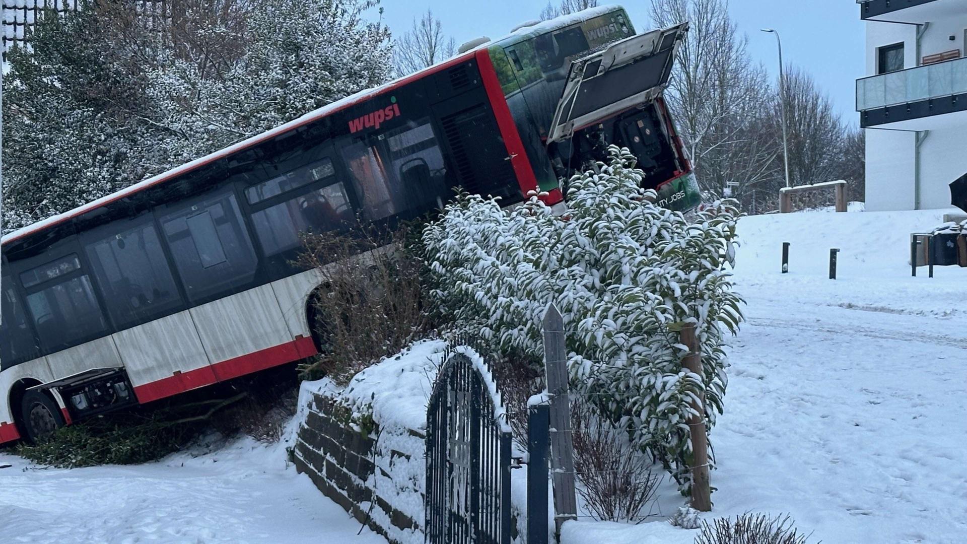 Winter in NRW: Schnee und Eis sorgen für Staus und Unfälle