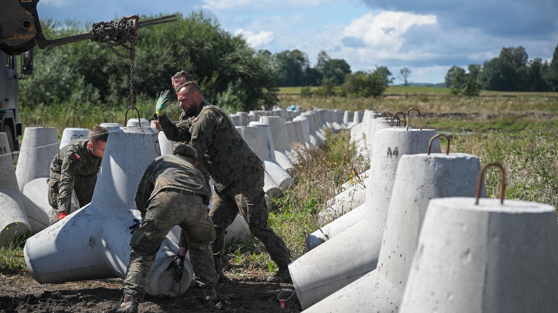 Soldaten an der NATO Ostflanke bauen 
