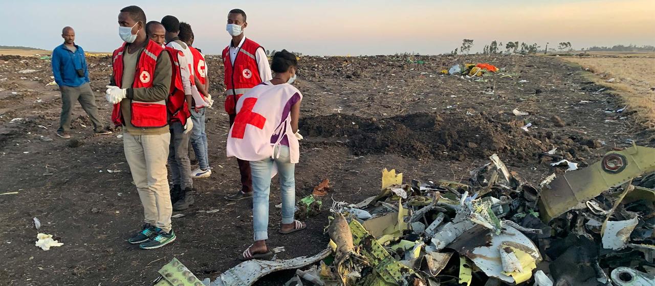 Rettungskräfte an der Absturzstelle einer Boeing 737 Max 8 nahe Addis Abeba.