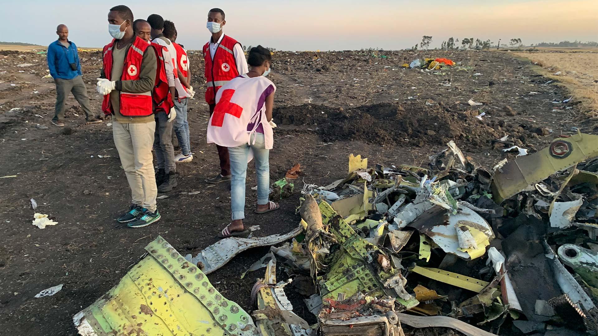 Rettungskrfte an der Absturzstelle einer Boeing 737 Max 8 nahe Addis Abeba. | picture alliance/dpa/XinHua