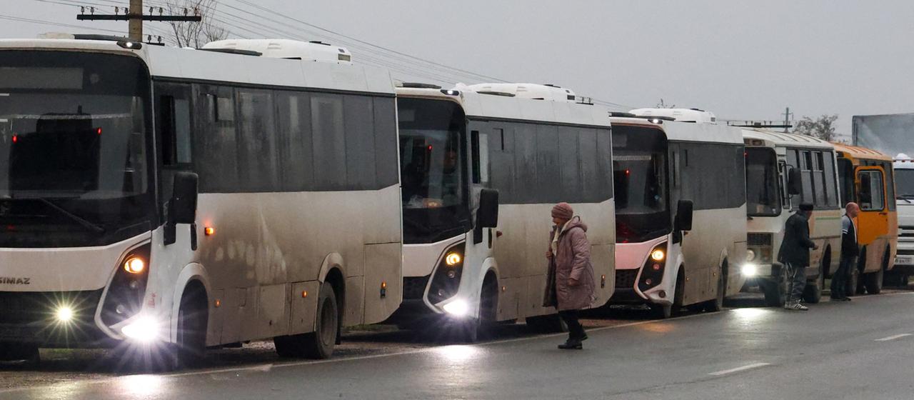 Buskonvoi auf dem Weg nach Oleschky, Ukraine