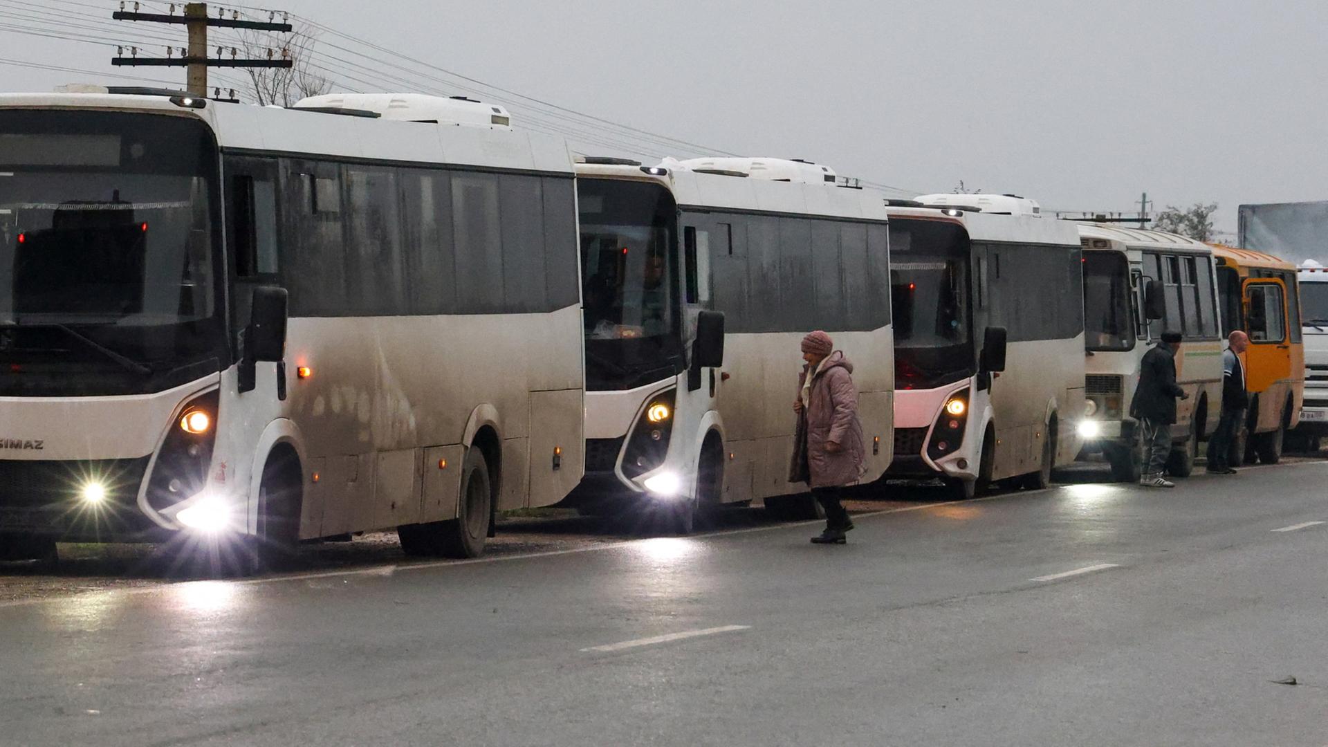 Buskonvoi auf dem Weg nach Oleschky, Ukraine | REUTERS