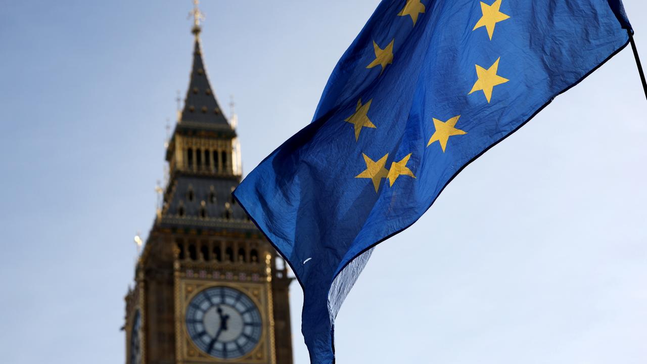 Eine EU-Flagge weht vor dem Parlament in London (Archivbild) | EPA