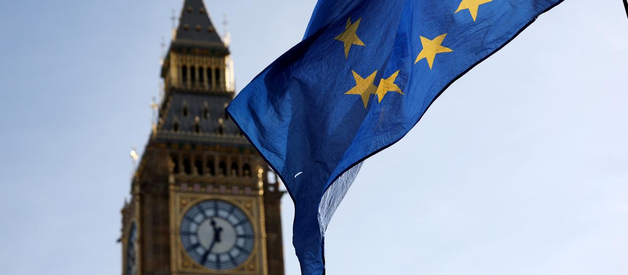 Eine EU-Flagge weht vor dem Parlament in London (Archivbild)