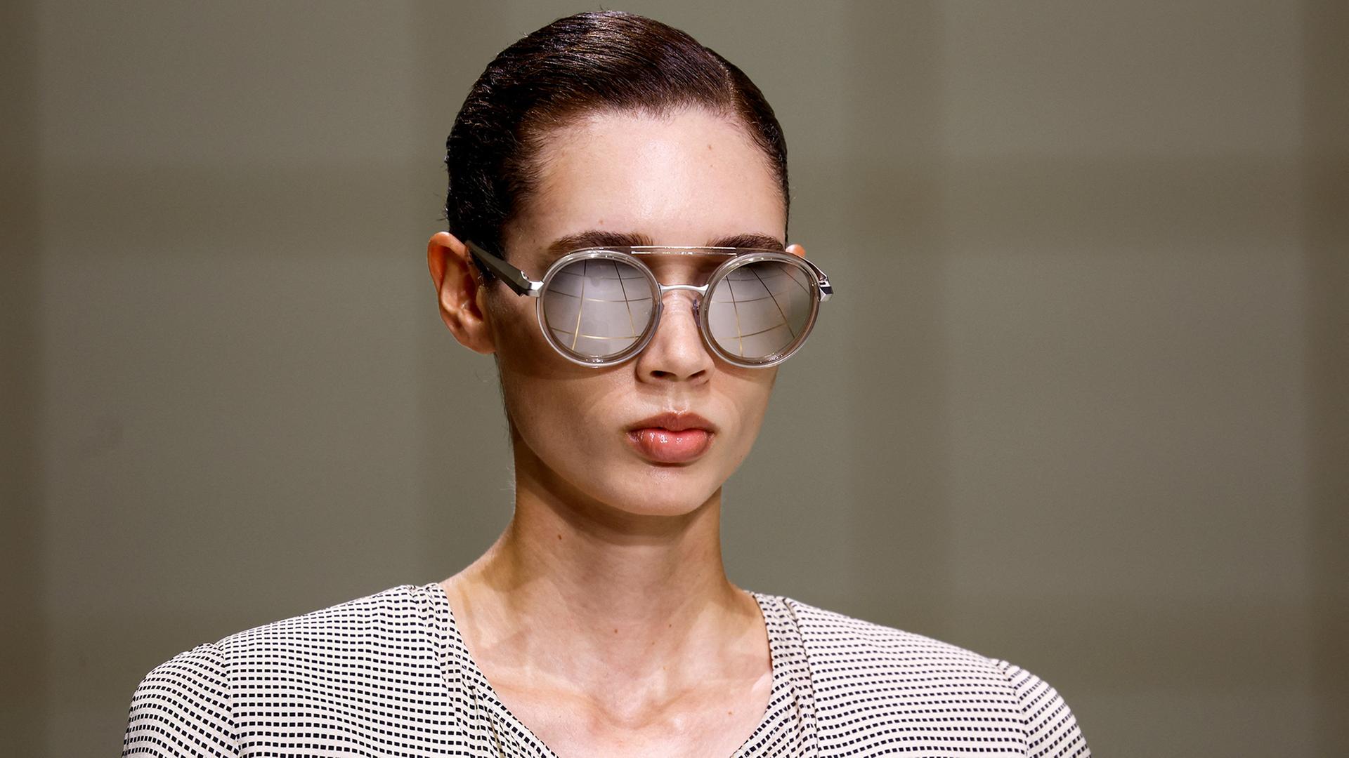Ein Model trÃ¤gt eine spiegelnde Sonnenbrille. | REUTERS