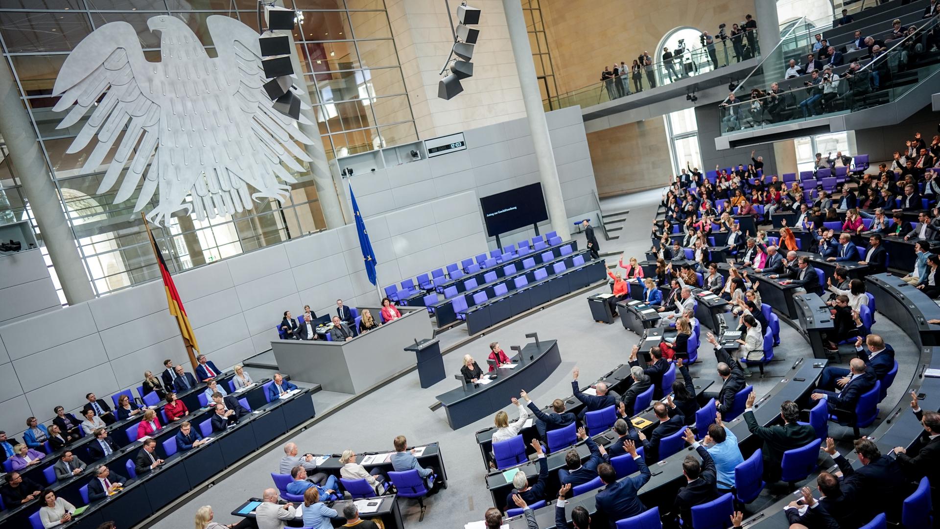 Der vollbesetzte Plenarsaal des Bundestags | dpa