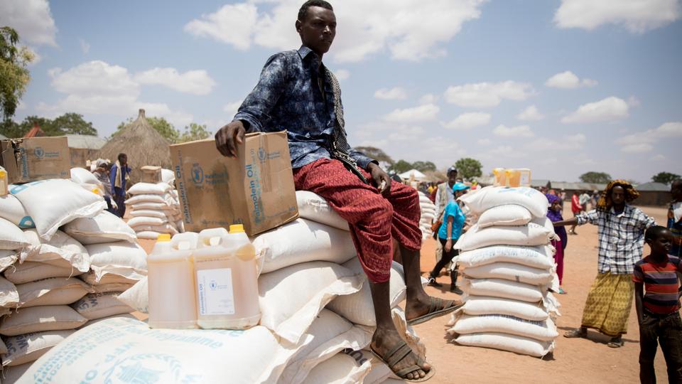 Ein Mann sitzt in Äthiopien auf Maissäcken