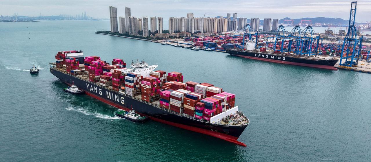 Ein Containerschiff im Hafen von Qingdao. | AFP Ein Containerschiff im Hafen von Qingdao.