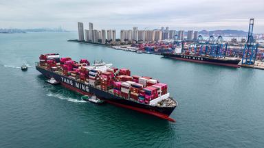 Ein Containerschiff im Hafen von Qingdao.