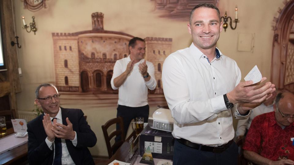 Jörg Urban (l-r), Vorsitzender der AfD in Sachsen, der AfD-Bundestagsabgeordneten Tino Chrupalla und Sebastian Wippel, AfD-Landtagsabgeordneter und Oberbürgermeisterkandidat für Görlitz, in Görlitz