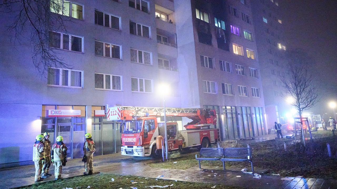 Im Osten Berlins: Kind stirbt nach einem Hochhausbrand