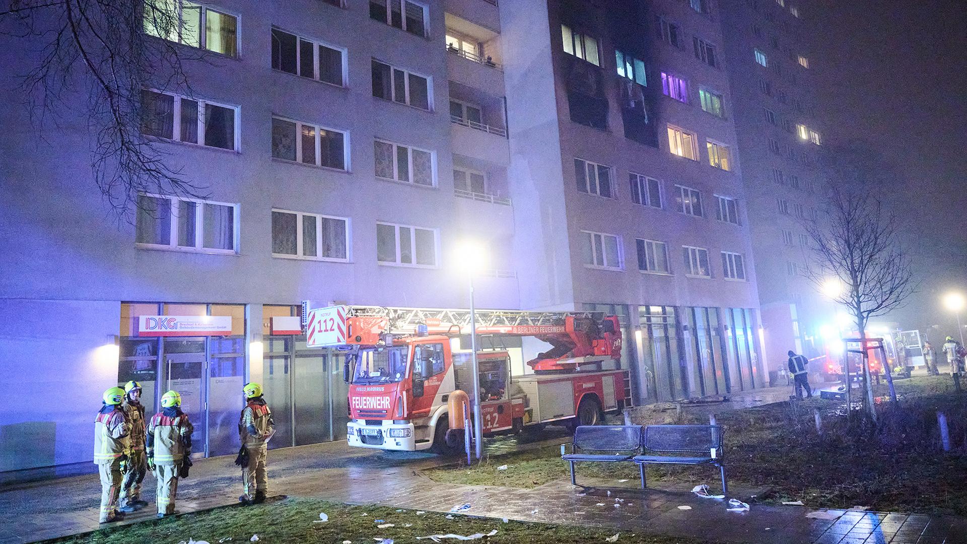 11.02.2026, Berlin: Feuerwehrleute stehen für Löscharbeiten vor einem Wohnhaus (Quelle: dpa/Annette Riedl). | dpa