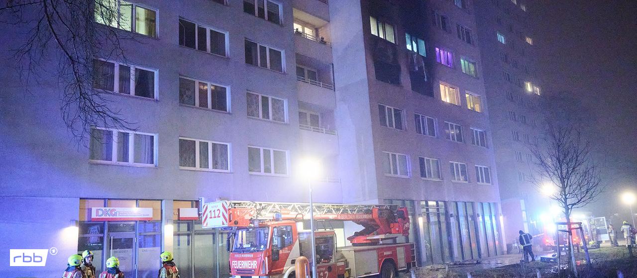 February 11, 2026, Berlin: Firefighters are standing in front of a residential building to extinguish the fire (source: dpa/Annette Riedl).
