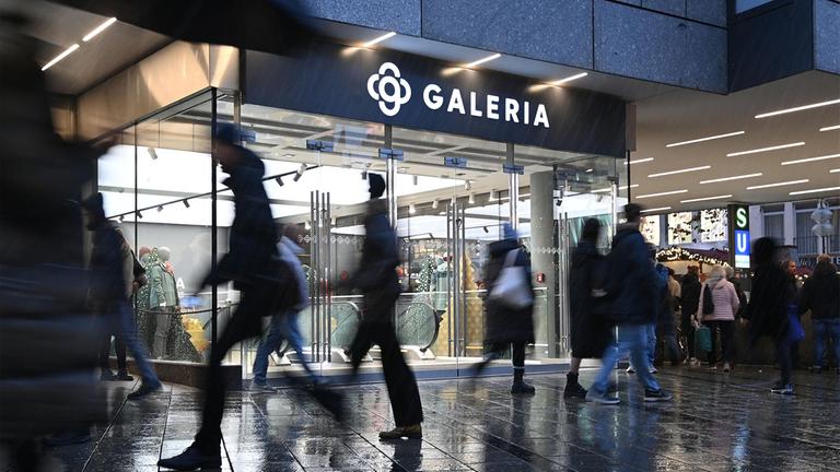 Passanten vor einem Galeria Kaufhaus.