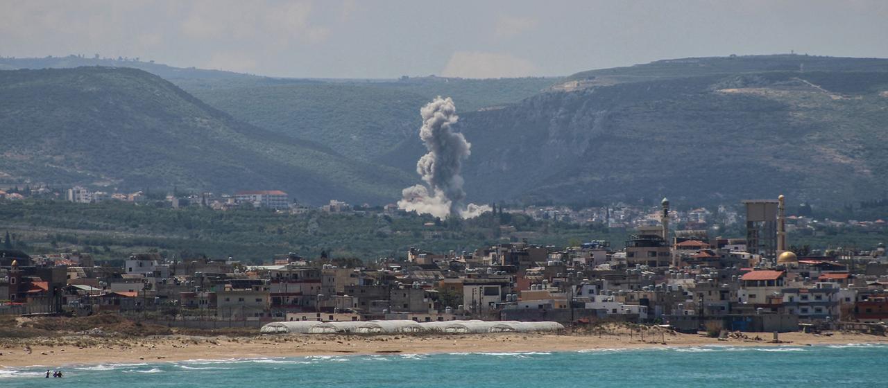 Bei  al-Qlailah im Libanon ist eine Rauchwolke zu erkennen.