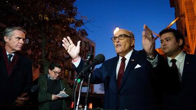 Rudy Giuliani vor dem Gerichtsgebäude in Washington mit Journalisten