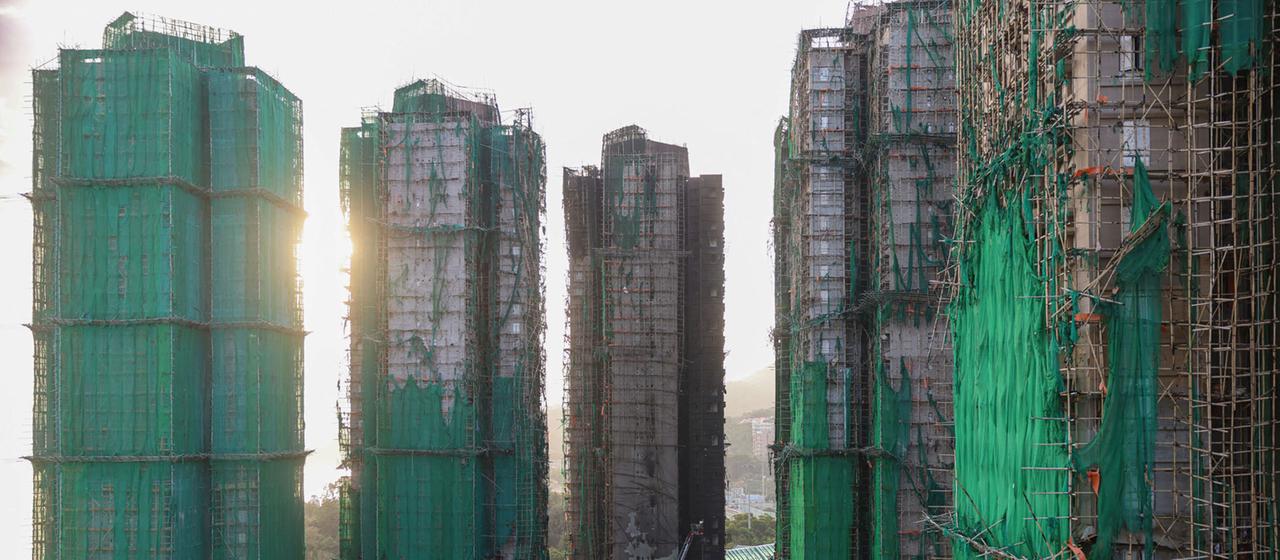 Verkohlte Überreste mehrerer Wohnhochhäuser im Wohnkomplex Wang Fuk Court in Tai Po, Hongkong, China.