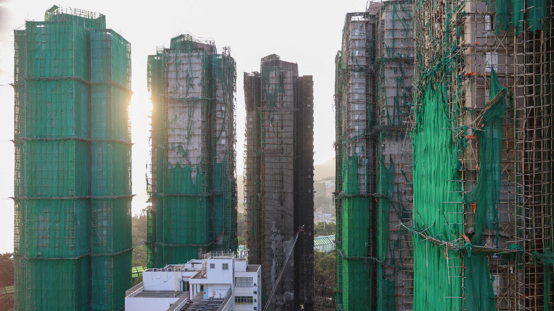 Verkohlte Überreste mehrerer Wohnhochhäuser im Wohnkomplex Wang Fuk Court in Tai Po, Hongkong, China. | REUTERS