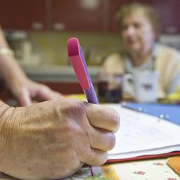 Eine Pflegerin besucht eine Patientin zu Hause