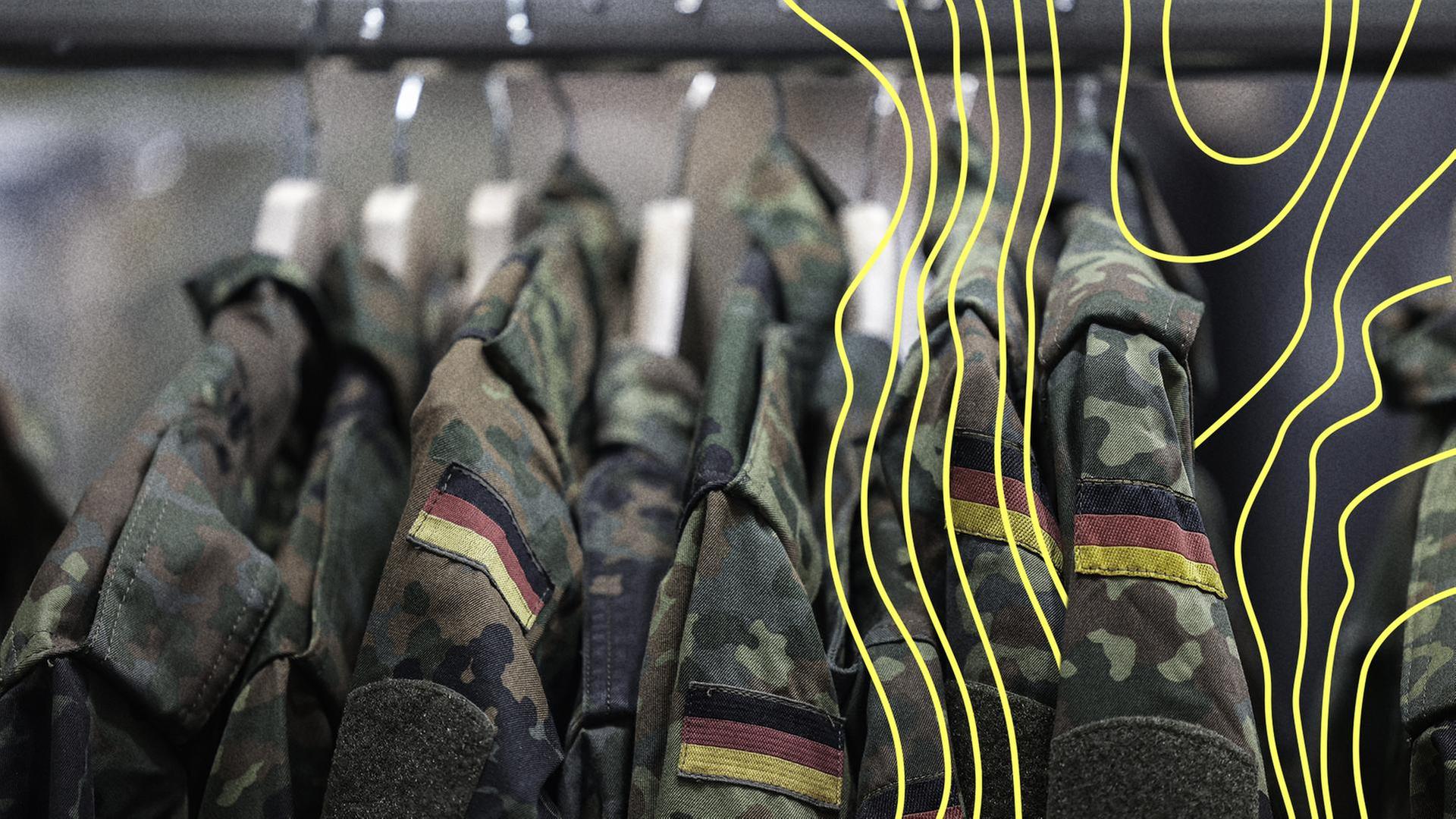 Feldjacken hängen am Stand der Bundeswehr. Die deutsche Armee wirbt auf der Computerspiele Messe Gamescom um Nachwuchs. | picture alliance/dpa, Oliver Berg